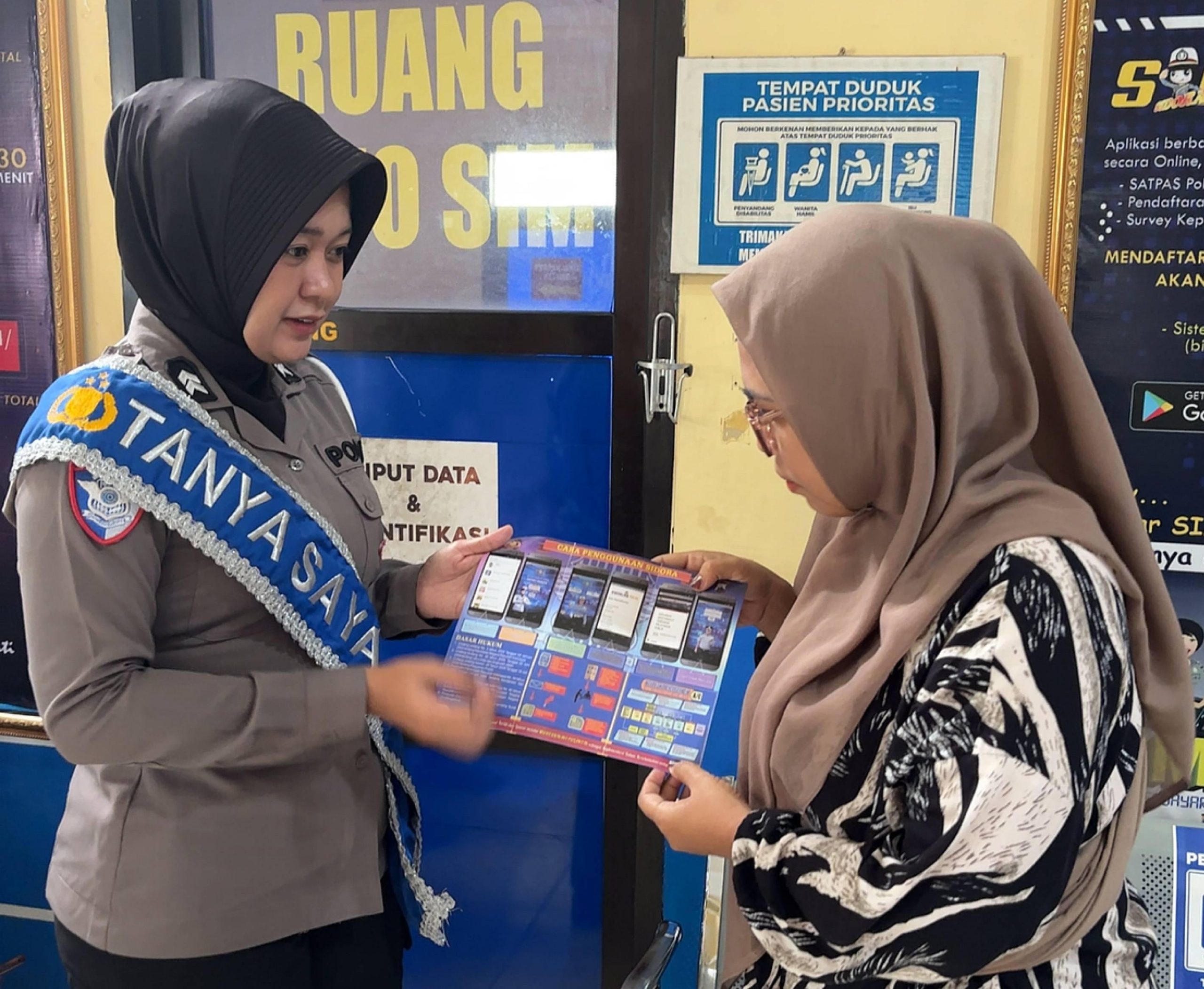 Mudahnya Urus SIM di Polres Sragen: Duta Pelayanan Siapkan Kompas Visual Lewat Flyer dan Banner