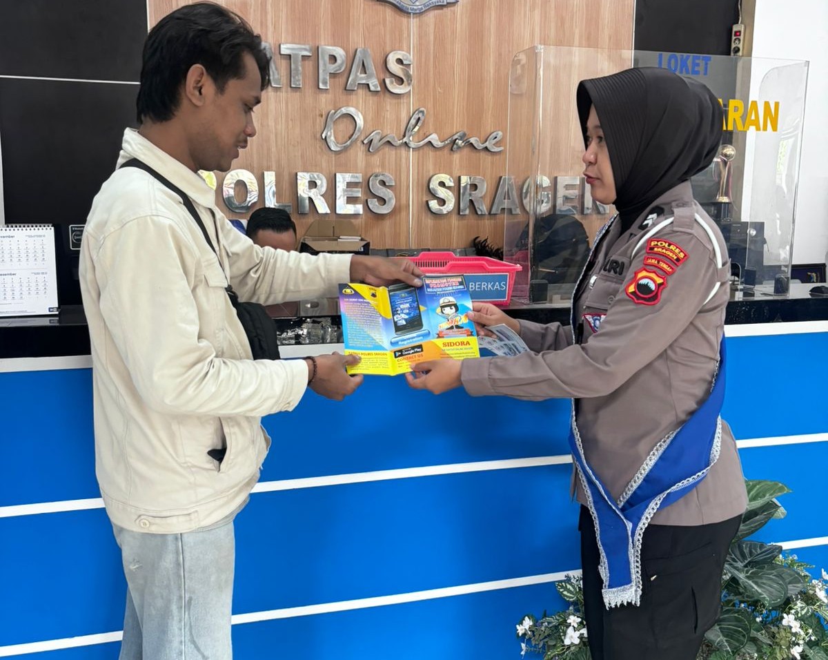 Perang Lawan Calo, Satlantas Polres Sragen ‘Senjatai’ Pemohon dengan Flyer Informasi Resmi