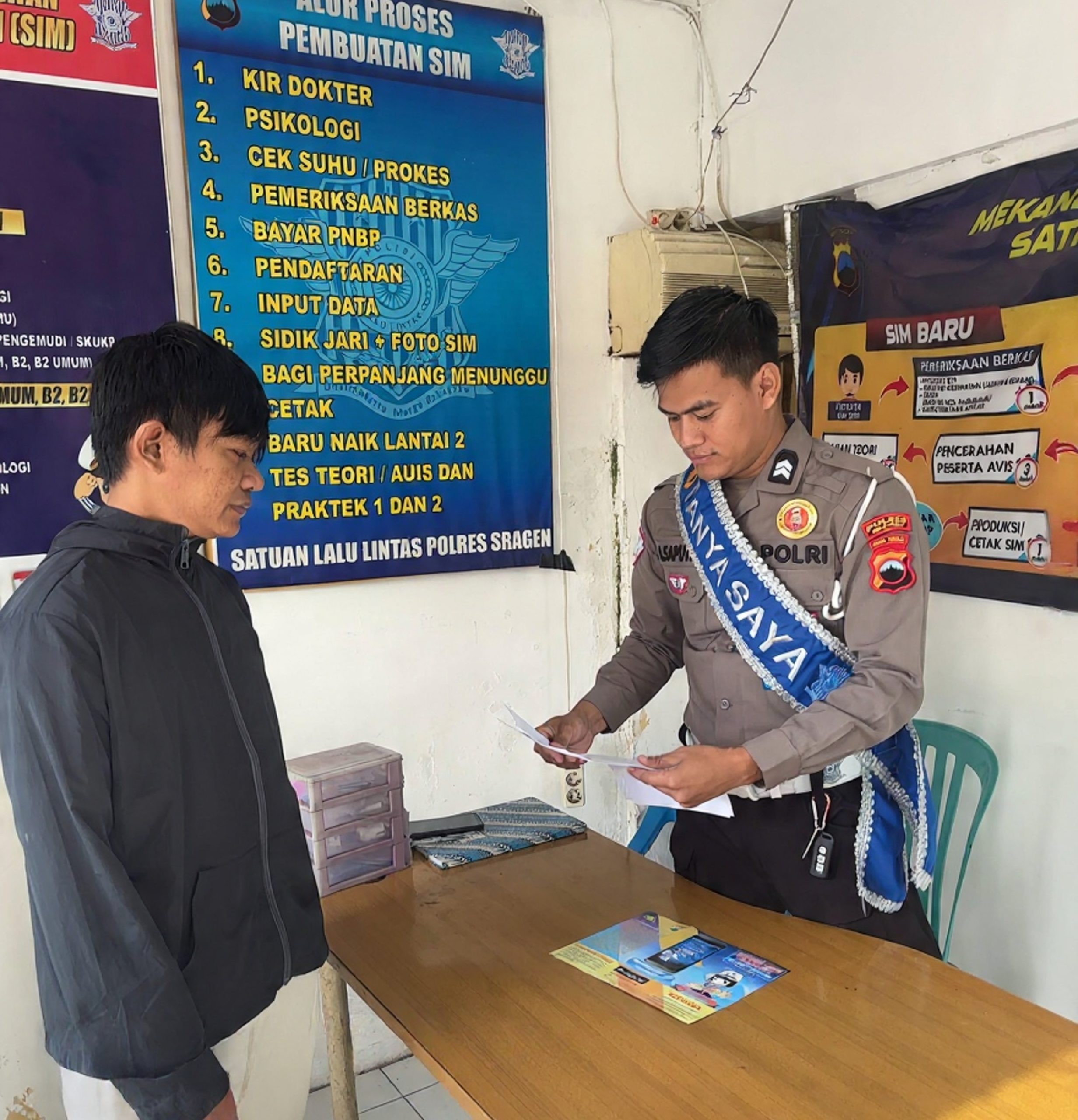Perang Lawan Calo, Satlantas Polres Sragen ‘Senjatai’ Pemohon dengan Flyer Informasi Resmi