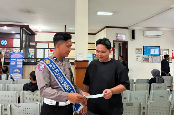 Polres Sragen Aktif Edukasi Masyarakat Lewat Program ‘Polantas Menyapa’ dalam Upaya Peningkatan Pelayanan Samsat”