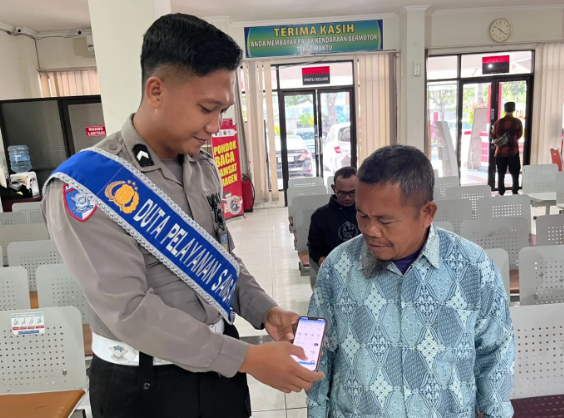 Polres Sragen Aktif Edukasi Masyarakat Lewat Program ‘Polantas Menyapa’ dalam Upaya Peningkatan Pelayanan Samsat