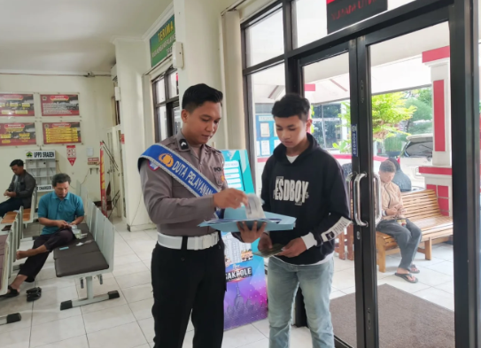 Satuan Lalu Lintas Polres Sragen terus mengedepankan pelayanan yang berorientasi pada penyelesaian masalah (problem solving) bagi masyarakat yang mengurus administrasi kendaraan di Samsat.
