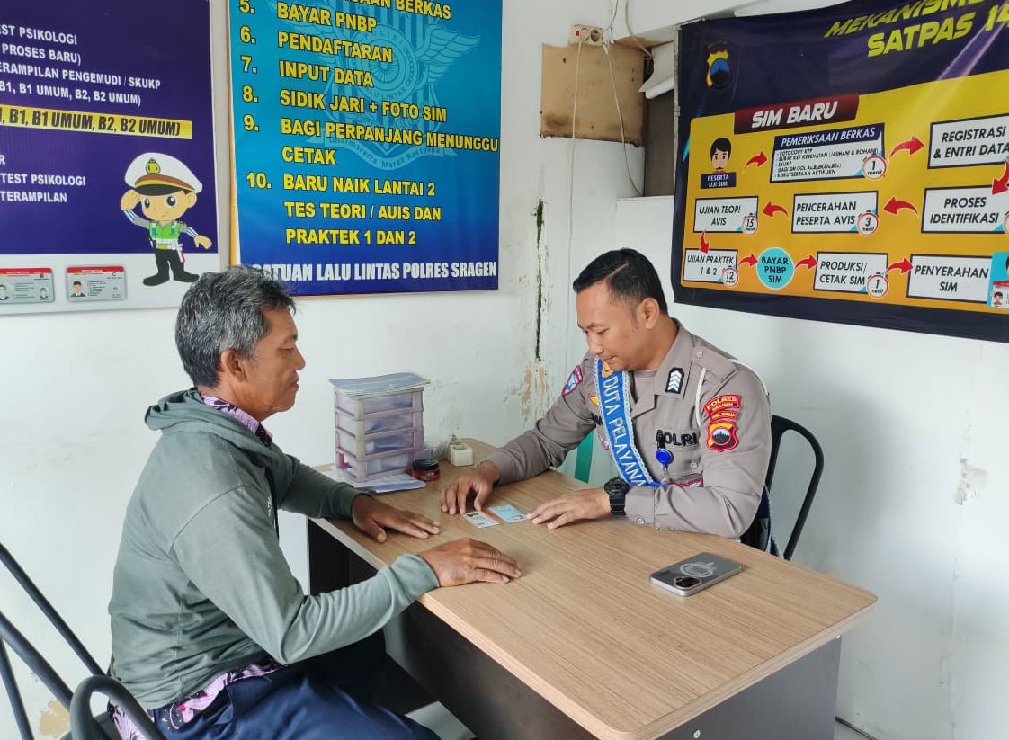 Sigap Melayani, Duta Pelayanan SIM Polres Sragen Bekali Pemohon dengan Panduan Lengkap