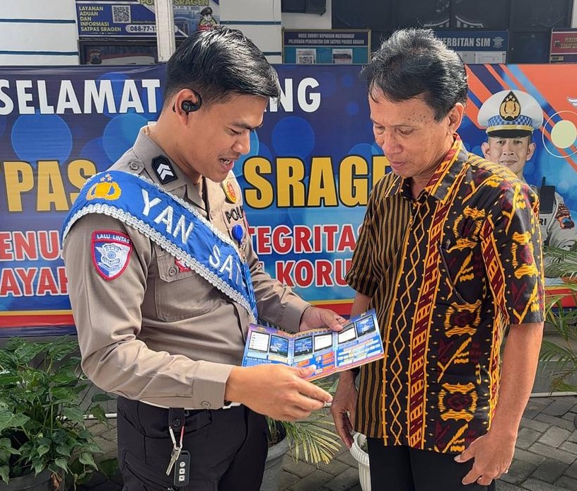 Sigap Melayani, Duta Pelayanan SIM Polres Sragen Bekali Pemohon dengan Panduan Lengkap