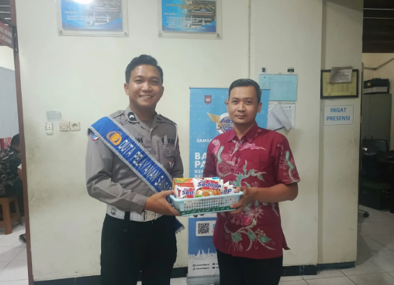 Polantas Menyapa, Polres Sragen Aksi Sosial di Tengah Pelayanan Samsat : Berikan reward berupa sebuah souvenir kepada pendaftar pertama pemohon register