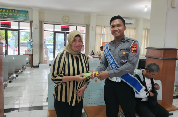 Polantas Menyapa, Polres Sragen Aksi Sosial di Tengah Pelayanan Samsat : Berikan  reward berupa sebuah souvenir kepada pendaftar pertama pemohon register
