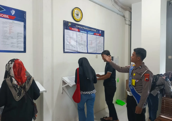 Polres Sragen Aktif Edukasi Masyarakat Lewat Program ‘Polantas Menyapa’ dalam Upaya Peningkatan Pelayanan Samsat