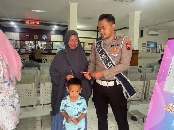 Polantas Menyapa, Polres Sragen Aksi Sosial di Tengah Pelayanan Samsat : Berikan reward berupa sebuah souvenir kepada pendaftar pertama pemohon register