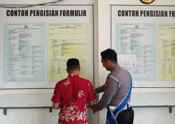 Polres Sragen Aktif Edukasi Masyarakat Lewat Program ‘Polantas Menyapa’ dalam Upaya Peningkatan Pelayanan Samsat